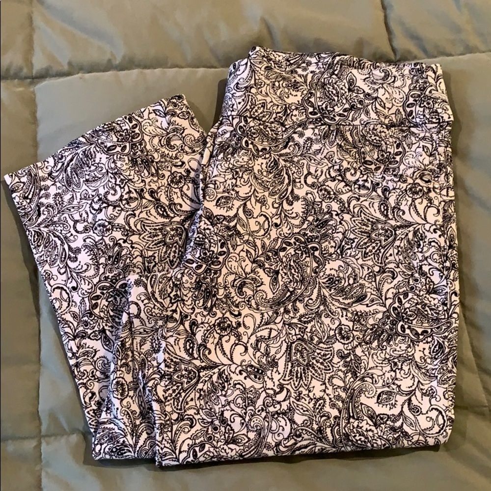 Linda Matthews White Capri’s/black Print. Size M.​​​​​​​​​​​​​​​​​​